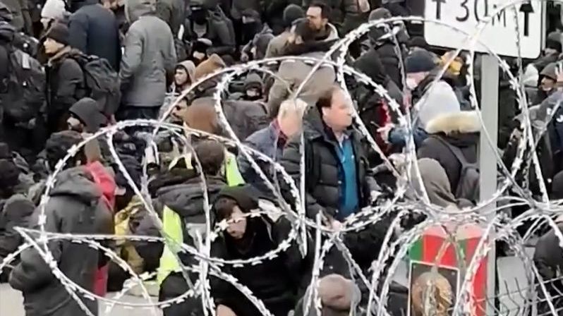 Bělorusové migrantům prostříhávají hraniční plot, tvrdí Poláci. Ukázali video